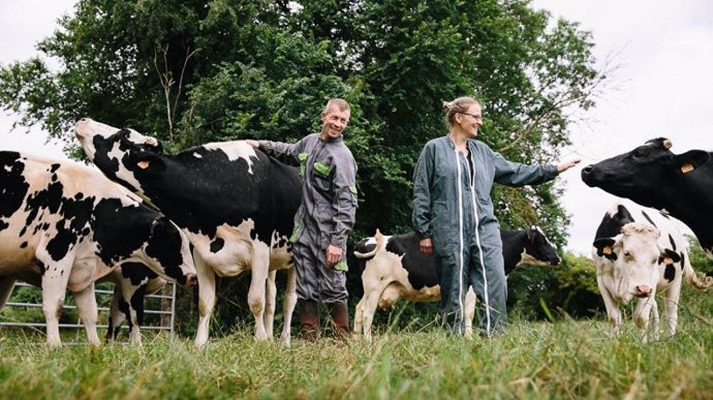 Anne-Sophie Ansel et Yann Profichet, sur leur exploitation laitière de Lingèvres dans le Calvados. (©Miimosa) Anne-Sophie Ansel et Yann Profichet, sur leur exploitation laitière de Lingèvres dans le Calvados. (©Miimosa)
