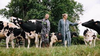 Anne-Sophie Ansel et Yann Profichet, sur leur exploitation laitière de Lingèvres dans le Calvados. (©Miimosa) Anne-Sophie Ansel et Yann Profichet, sur leur exploitation laitière de Lingèvres dans le Calvados. (©Miimosa)