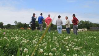 Changer de système face à la crise : c'est ce qu'à eu le courage de faire cet agriculteur membre du Cedapa en s'orientant vers un système économe 100 % à l'herbe. (©Cedapa) Changer de système face à la crise : c'est ce qu'à eu le courage de faire cet agriculteur membre du Cedapa en s'orientant vers un système économe 100 % à l'herbe. (©Cedapa)