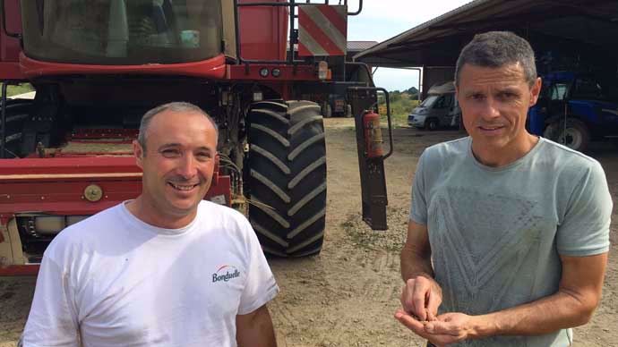 Jean-Marc Fournier (à gauche), agriculteur dans le Cher (250 hectares)  «L’orge hybride permet de déplafonner le rendement sur mon exploitation »