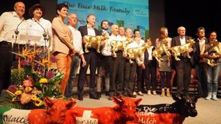 De nombreuses personnalités ont été récompensées lors de la conférence du lait équitable européen pour leur engagement en faveur d'une meilleure rémunération des producteurs laitiers. (©Faire France) De nombreuses personnalités ont été récompensées lors de la conférence du lait équitable européen pour leur engagement en faveur d'une meilleure rémunération des producteurs laitiers. (©Faire France)