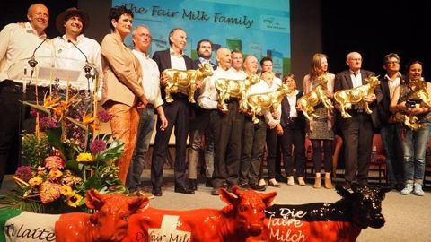 De nombreuses personnalités ont été récompensées lors de la conférence du lait équitable européen pour leur engagement en faveur d'une meilleure rémunération des producteurs laitiers. (©Faire France) De nombreuses personnalités ont été récompensées lors de la conférence du lait équitable européen pour leur engagement en faveur d'une meilleure rémunération des producteurs laitiers. (©Faire France)