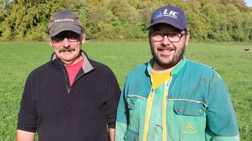 Thierry Dubos et son fils Aurélien conduisent leurs 90 vaches laitières sur une centaine d'hectares d'herbe en pâturage tournant dynamique depuis 2016 sur la commune de Lyons-la-Forêt (27). (©Terre-net Média) Thierry Dubos et son fils Aurélien conduisent leurs 90 vaches laitières sur une centaine d'hectares d'herbe en pâturage tournant dynamique depuis 2016 sur la commune de Lyons-la-Forêt (27). (©Terre-net Média)