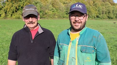 Thierry Dubos et son fils Aurélien conduisent leurs 90 vaches laitières sur une centaine d'hectares d'herbe en pâturage tournant dynamique depuis 2016 sur la commune de Lyons-la-Forêt (27). (©Terre-net Média) Thierry Dubos et son fils Aurélien conduisent leurs 90 vaches laitières sur une centaine d'hectares d'herbe en pâturage tournant dynamique depuis 2016 sur la commune de Lyons-la-Forêt (27). (©Terre-net Média)