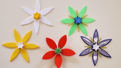 Grâce à la 3D, les lycéens ont conçu des fleurs connectées. (© Lycée Julliot de la Morandière ) Grâce à la 3D, les lycéens ont conçu des fleurs connectées. (© Lycée Julliot de la Morandière )