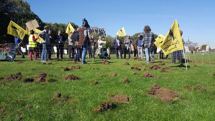Des agriculteurs de la Confédération paysanne ont manifesté, sur les pelouses des Invalides, à Paris, pour dénoncer l'inaction de l'Etat et le manque de moyens pour lutter contre la prolifération des sangliers, qui causent d'importants dégâts sur les cultures.