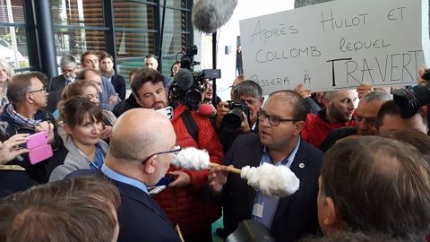Les éleveurs FRSEA et JA auvergnats ont interpellé Stéphane Travert avant sa visite dans les allées du Sommet de l'élevage, en lui offrant symboliquement un coton-tige et un pipeau. (©Terre-net Média) Les éleveurs FRSEA et JA auvergnats ont interpellé Stéphane Travert avant sa visite dans les allées du Sommet de l'élevage, en lui offrant symboliquement un coton-tige et un pipeau. (©Terre-net Média)