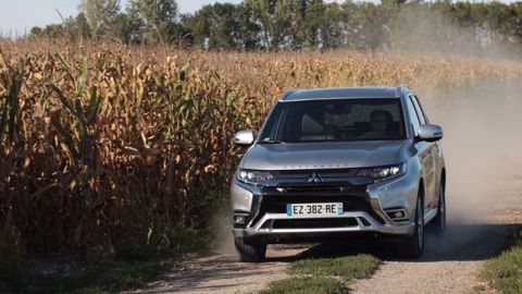 Mitsubishi Outlander PHEV 2019, l'hybride rechargeable une solution pour les véhicules de l'exploitation ? (©Mitsubishi) Mitsubishi Outlander PHEV 2019, l'hybride rechargeable une solution pour les véhicules de l'exploitation ? (©Mitsubishi)
