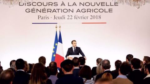 Aux représentants des filières d'élevage, mardi 9 octobre 2018, tout comme ici fin février devant la nouvelle génération d'agriculteurs ou mi-octobre 2017 à Rungis, Emmanuel Macron a rappelé aux représentants des filières d'élevage qu'ils devaient, eux aussi, prendre leurs responsabilités, en négociant au sein des interprofessions et, désormais, en s'empa