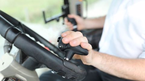 MX réinvente la conduite d'un ensemble tracteur/chargeur grâce au Tract-Pilot. (©MX)