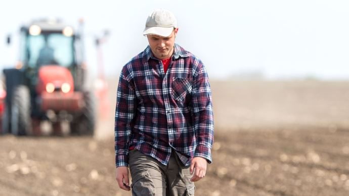 Agriculteur résigné champs