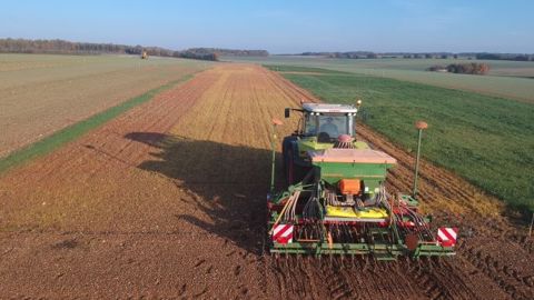 L'agriculteur qui accueille la plateforme, exprime un besoin d’apprendre et de partager. « À mesure que la réglementation sur les produits phytosanitaires se durcit, nous devons évoluer dans nos pratiques. Mixer les techniques est la solution. » (©Bayer) L'agriculteur qui accueille la plateforme, exprime un besoin d’apprendre et de partager. « À mesure que la réglementation sur les produits phytosanitaires se durcit, nous devons évoluer dans nos pratiques. Mixer les techniques est la solution. » (©Bayer)