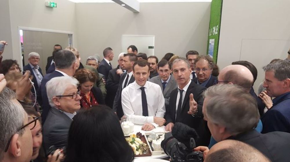 Emmanuel Macron rencontre les acteurs du monde rural dans les allées du Salon international de l’agriculture lors de l'inauguration officielle ce samedi 23 février 2019, ici sur le stand du Cniel. (©Terre-net Média)