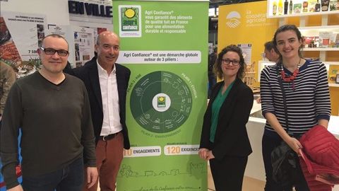 Au salon de l'agriculture, échanges constructifs sur le stand de la Coopération agricole entre Christophe Grison, d'Agri Confiance, et les représentants de "C'est qui le patron?" sur le nouveau positionnement de la démarche. (©@Agri_confiance)