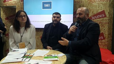 Michèle Boudoin, présidente de la FNO, Jérémy Decerle, président de Jeunes agriculteurs, et Bruno Dufayet, président de la CNE, ont présenté au salon de l'agriculture un livre blanc commun en faveur du renouvellement des générations en élevage. (©Terre-net Média) Michèle Boudoin, présidente de la FNO, Jérémy Decerle, président de Jeunes agriculteurs, et Bruno Dufayet, président de la CNE, ont présenté au salon de l'agriculture un livre blanc commun en faveur du renouvellement des générations en élevage. (©Terre-net Média)