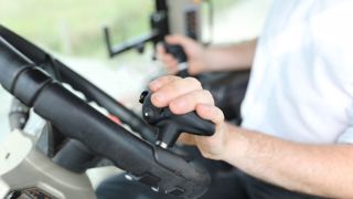 Piloter la transmission et la direction d'une seule main grâce au MX Tract-Pilot Piloter la transmission et la direction d'une seule main grâce au MX Tract-Pilot