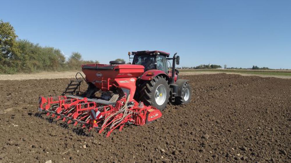 Le semoir Venta 1010 bénéficie d'éléments à socs, d'une butée basse et d'une trémie jusqu'à 1 800 l de capacité. (©Kuhn)