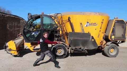 Étienne agri youtubeurre nous présente sa mélangeuse automotrice Étienne agri youtubeurre nous présente sa mélangeuse automotrice