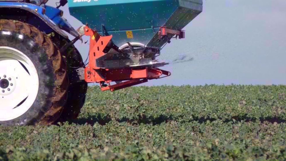 En France, 96 % de l’ammoniac émis dans l’air est d’origine agricole : un quart provient des engrais azotés uréiques et ammoniacaux, le reste provient des élevages et leurs effluents. (©Terre-net Média)