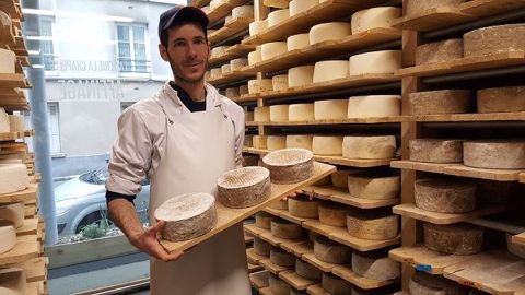 Ouverte en fin d'année 2018, la fromagerie parisienne de Paul est d'ores et déjà rentable. En effet, le concept attire beaucoup de monde et lui permet de communiquer sur l'élevage et la transformation des produits laitiers. (©Terre-net Média) Ouverte en fin d'année 2018, la fromagerie parisienne de Paul est d'ores et déjà rentable. En effet, le concept attire beaucoup de monde et lui permet de communiquer sur l'élevage et la transformation des produits laitiers. (©Terre-net Média)