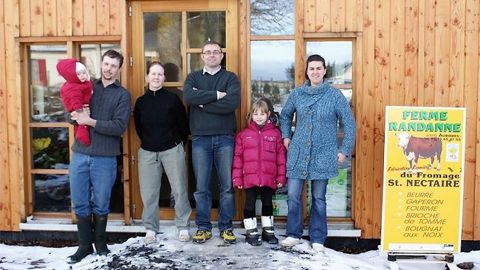 Au Gaec des Violettes, la production de St-Nectaire AOP vendu en direct ainsi que les visites de ferme font vivre quatre personnes sur 65 ha de prairies et 40 vaches laitières. (©Gaec des Violettes) Au Gaec des Violettes, la production de St-Nectaire AOP vendu en direct ainsi que les visites de ferme font vivre quatre personnes sur 65 ha de prairies et 40 vaches laitières. (©Gaec des Violettes)