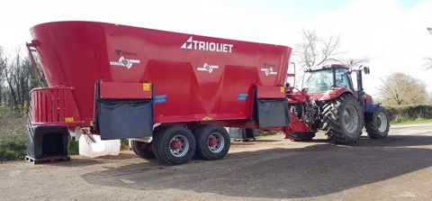 Tereos fait appel à un prestataire extérieur qui met à disposition une grosse mélangeuse Trioliet le jour du chantier. Elle brasse alors près de 45 t d'aliment/heure.