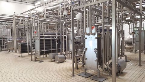 Pour faire des économies d'énergie, le lait froid est utilisé grâce à un circuit spécifique pour refroidir le lait pasteurisé.