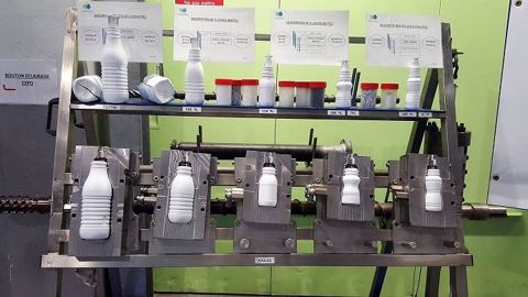 Les différents moules permettent à l'usine de fabriquer des contenants de toutes tailles.
