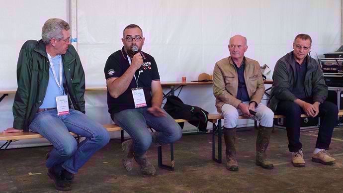 De gauche à droite : Jérôme Labreuche, ingénieur travail du sol chez Arvalis-Institut du végétal, Samuel Lechat, Dominique Coueffé et Claude Bassineau, agriculteurs engagés dans la réduction du travail, respectivement en Charente-Maritime, Mayenne et Maine-et-Loire.