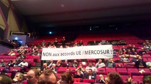 En 2018, au congrès de la FNB, les éleveurs avaient accueilli le ministre de l'agriculture avec une banderole dénonçant le projet d'accord commercial UE-Mercosur. (©Terre-net Média)