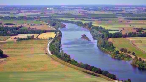 Les communes disposeront à l'avenir d'un droit de préemption sur les terres agricoles à proximité de sources ou de nappes phréatiques alimentant le réseau d'eau potable. (©Didier Sibourg/Fotolia) Les communes disposeront à l'avenir d'un droit de préemption sur les terres agricoles à proximité de sources ou de nappes phréatiques alimentant le réseau d'eau potable. (©Didier Sibourg/Fotolia)