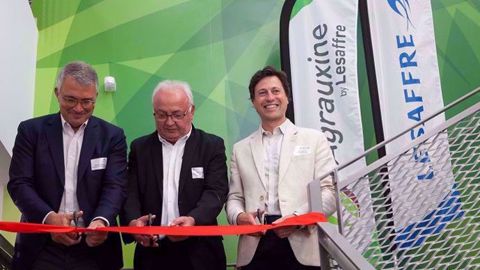 De gauche à droite : Antoine Baule, directeur général de Lesaffre, Didier Roisne, maire de Beaucouzé et Hugo Bony, directeur général d'Agrauxine. (©NicoF Photography/Agrauxine)