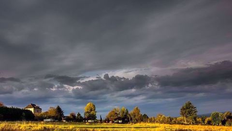 Le ciel sera très chargé et chaotique ce vendredi jusqu'à la mi-journée selon Météo France. Des orages devraient se multiplier dans l'après-midi. (©Pixabay)