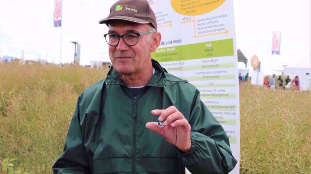 Jean-Claude Lacotte de Terres Inovia : « Avec un herbicide de post-levée, j’attends que les mauvaises herbes soient levées, et je traite. » (©TNC)