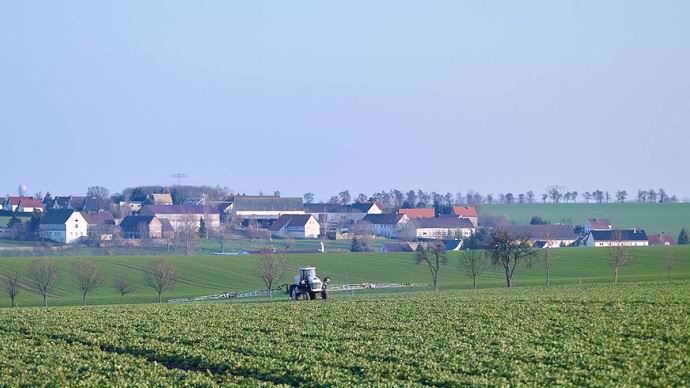 Plusieurs maires de France ont pris des arrêtés interdisant l'usage agricole des produits phytosanitaires près des habitations. En 2012, le tribunal administratif de Lyon avait annulé un arrêté similaire.