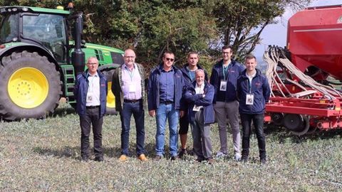 De gauche à droite : Patrice Brisson, directeur général adjoint de la coopérative EMC2, Yves Beudy, directeur appro de la coopérative Cal, Benoît Kennel, agriculteur en Moselle, Benoît Mallinger, agriculteur en Haute-Marne, Aurélien Bourgeois, chef de projet agriculture de précision EMC2 et Guillaume Canard, animateur be Api pour la région Est. (©Terre-net Média)