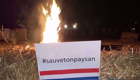 Des centaines d'agriculteurs ont participé lundi soir à des actions « feux de la colère » pour exprimer le « malaise » du monde agricole.