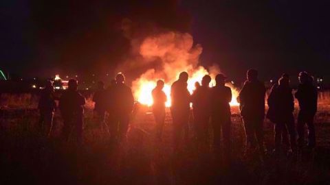 En Ile-de-France, les agriculteurs de la FNSEA et Jeunes agriculteurs se relaient chaque soir depuis lundi pour allumer des "feux de la colère". (©JA_IDF) En Ile-de-France, les agriculteurs de la FNSEA et Jeunes agriculteurs se relaient chaque soir depuis lundi pour allumer des "feux de la colère". (©JA_IDF)