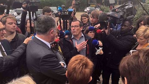 Didier Guillaume s'est rendu sur une exploitation laitière à Bois-Guillaume, en Seine-Maritime, touchée par l'arrêté de restrictions d'activités agricoles suite à l'incendie de l'usine Lubrizol.