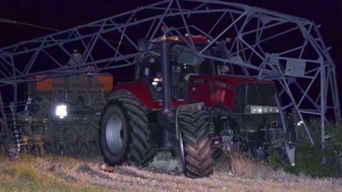 Le tracteur de Christophe Mougin a percuté un pylône d'une ligne à haute tension de 63 000 volts. (©Laurent Mougin)