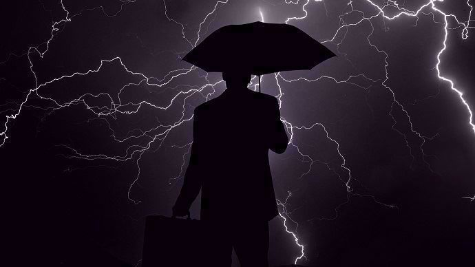 Homme sous l'orage