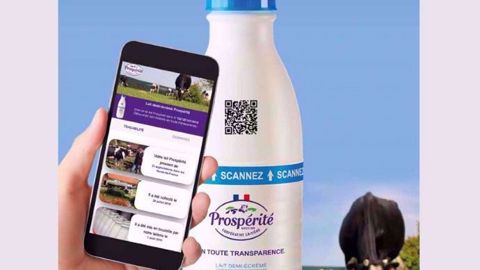 Le lait Prospérité offre aux consommateurs la possibilité de connaitre les infos de traçabilité et les critères du cahier des charges. (©Prospérité fermière Ingredia)