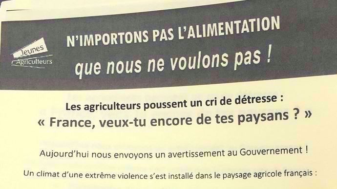 Tract distribué par des jeunes agriculteurs du Loiret à des automobilistes, lors de la manifestation du 8 octobre sur le pont de Sully-sur-Loire.   