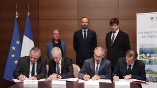 Le PDG du groupe Lubrizol a signé ce vendredi une convention pour mettre en place le fonds de solidarité visant à indemniser les agriculteurs touchés par l'incendie de l'usine de Rouen. (©Compte twitter d'Édouard Philippe) Le PDG du groupe Lubrizol a signé ce vendredi une convention pour mettre en place le fonds de solidarité visant à indemniser les agriculteurs touchés par l'incendie de l'usine de Rouen. (©Compte twitter d'Édouard Philippe)