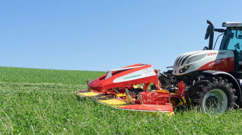 La faucheuse frontale Alpha Motion version Pro intègre un conditionneur à dents ou à rouleaux. (©Pöttinger)