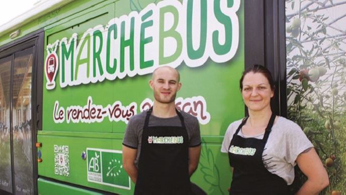 les deux chauffeurs vendeurs du marche bus de produits bio alsaciens
