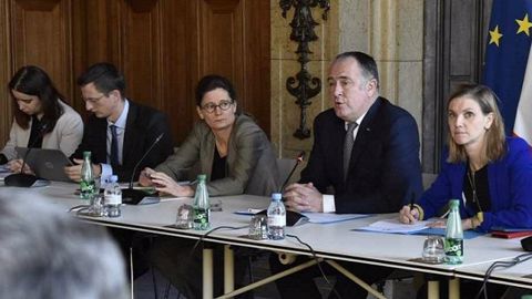 Le ministre de l'agriculture et la secrétaire d'État auprès du ministre de l'économie ont réuni un comité de suivi des relations commerciales le 10 décembre. (©Min_Agriculture Le ministre de l'agriculture et la secrétaire d'État auprès du ministre de l'économie ont réuni un comité de suivi des relations commerciales le 10 décembre. (©Min_Agriculture