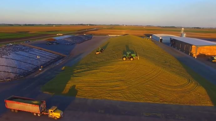 Chantier d'ensilage XXL aux Etats-Unis.