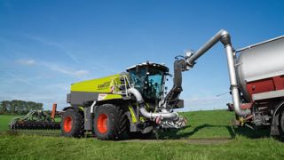 Kaweco fournit la cuve en polyester de 16 m<sup>3</sup> et l'unité d'épandage attelée à l'avant du tracteur pour améliorer la visibilité au pompage. (©Claas) Kaweco fournit la cuve en polyester de 16 m<sup>3</sup> et l'unité d'épandage attelée à l'avant du tracteur pour améliorer la visibilité au pompage. (©Claas)