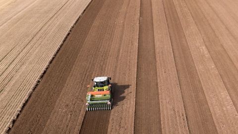 Le signal Satcor 15 est disponible en standard pendant 1 an à l'achat d'un terminal S7 et S10 et d'un tracteur, une moissonneuse-batteuse ou une ensileuse.